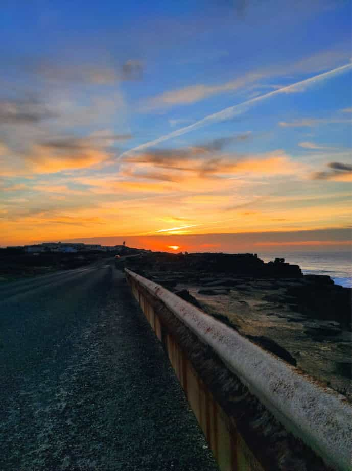 Estrada na marginal norte de Peniche