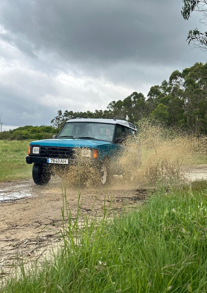 Smurf, o Jipe Azul (Land Rover Discovery) da Peniche360, a passar em poças de agua nas Cesaredas